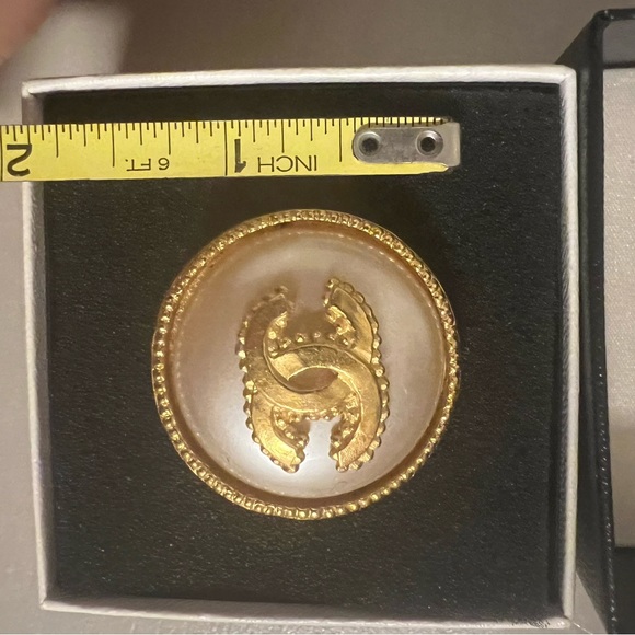 🤩VERY RARE Authentic Vintage CHANEL Faux Pearl Gold BROOCH! Mint cond w/ box. - Picture 3 of 5